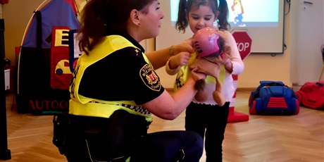 Powiększ grafikę: bezpieczni-na-drodze-spotkanie-ze-straza-miejska-660189.jpg