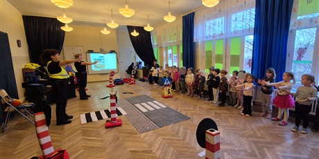 Powiększ grafikę: bezpieczni-na-drodze-spotkanie-ze-straza-miejska-660192.jpg