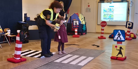 Powiększ grafikę: bezpieczni-na-drodze-spotkanie-ze-straza-miejska-660193.jpg