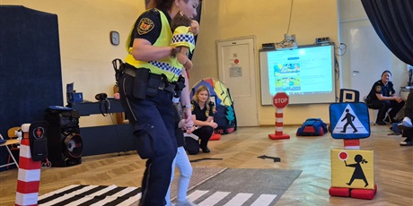 Powiększ grafikę: bezpieczni-na-drodze-spotkanie-ze-straza-miejska-660194.jpg