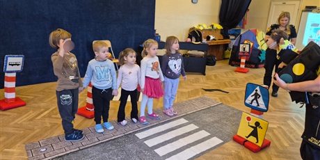 Powiększ grafikę: bezpieczni-na-drodze-spotkanie-ze-straza-miejska-660195.jpg