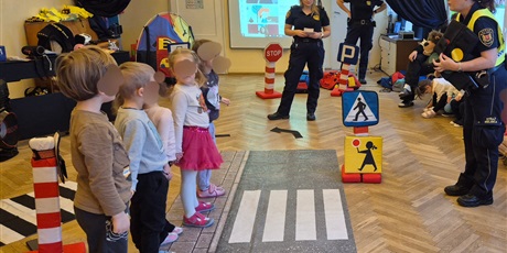 Powiększ grafikę: bezpieczni-na-drodze-spotkanie-ze-straza-miejska-660196.jpg