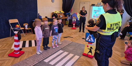 Powiększ grafikę: bezpieczni-na-drodze-spotkanie-ze-straza-miejska-660197.jpg