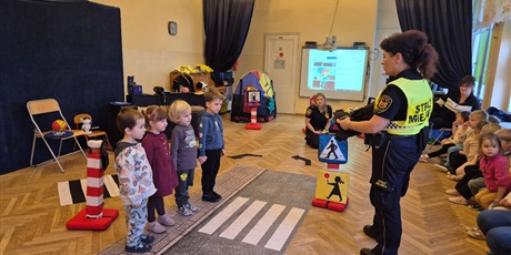 Powiększ grafikę: bezpieczni-na-drodze-spotkanie-ze-straza-miejska-660200.jpg