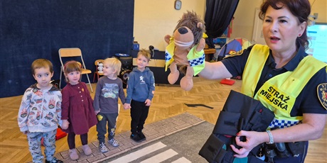 Powiększ grafikę: bezpieczni-na-drodze-spotkanie-ze-straza-miejska-660201.jpg