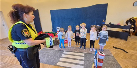 Powiększ grafikę: bezpieczni-na-drodze-spotkanie-ze-straza-miejska-660203.jpg