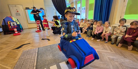 Powiększ grafikę: bezpieczni-na-drodze-spotkanie-ze-straza-miejska-660205.jpg