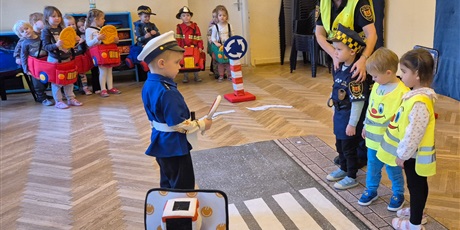 Powiększ grafikę: bezpieczni-na-drodze-spotkanie-ze-straza-miejska-660212.jpg