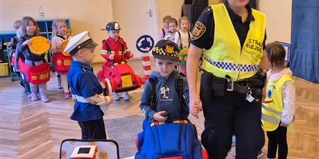 Powiększ grafikę: bezpieczni-na-drodze-spotkanie-ze-straza-miejska-660213.jpg