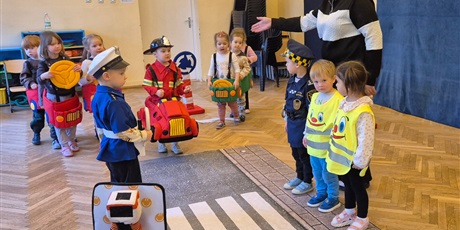 Powiększ grafikę: bezpieczni-na-drodze-spotkanie-ze-straza-miejska-660214.jpg