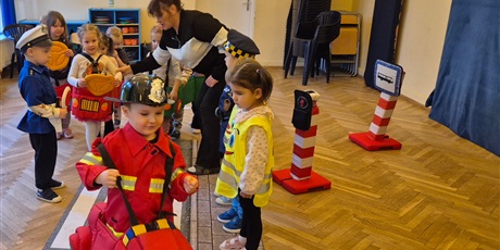 Powiększ grafikę: bezpieczni-na-drodze-spotkanie-ze-straza-miejska-660215.jpg