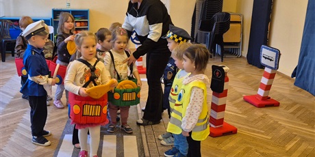 Powiększ grafikę: bezpieczni-na-drodze-spotkanie-ze-straza-miejska-660216.jpg