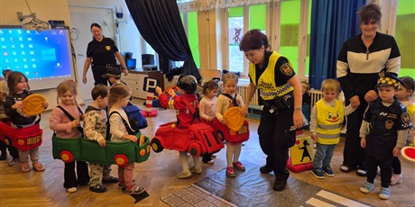 Powiększ grafikę: bezpieczni-na-drodze-spotkanie-ze-straza-miejska-660217.jpg