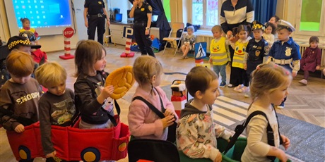 Powiększ grafikę: bezpieczni-na-drodze-spotkanie-ze-straza-miejska-660218.jpg