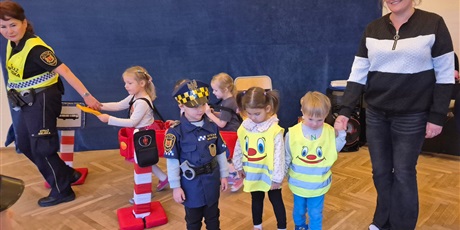 Powiększ grafikę: bezpieczni-na-drodze-spotkanie-ze-straza-miejska-660219.jpg