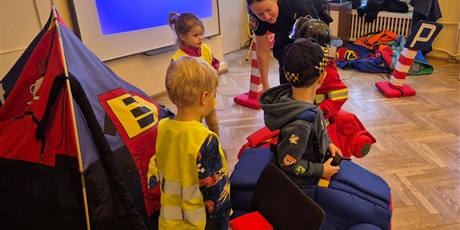 Powiększ grafikę: bezpieczni-na-drodze-spotkanie-ze-straza-miejska-660220.jpg