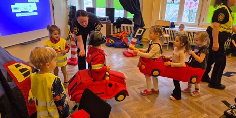 Powiększ grafikę: bezpieczni-na-drodze-spotkanie-ze-straza-miejska-660221.jpg