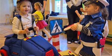 Powiększ grafikę: bezpieczni-na-drodze-spotkanie-ze-straza-miejska-660223.jpg