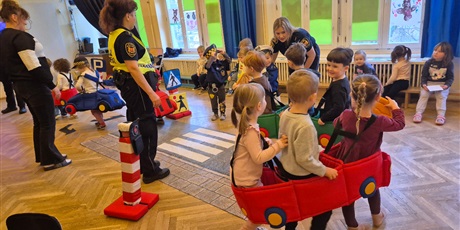 Powiększ grafikę: bezpieczni-na-drodze-spotkanie-ze-straza-miejska-660228.jpg