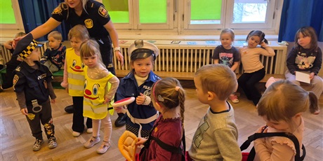 Powiększ grafikę: bezpieczni-na-drodze-spotkanie-ze-straza-miejska-660229.jpg