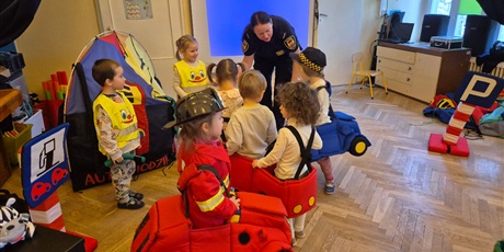 Powiększ grafikę: bezpieczni-na-drodze-spotkanie-ze-straza-miejska-660231.jpg