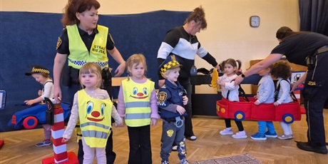 Powiększ grafikę: bezpieczni-na-drodze-spotkanie-ze-straza-miejska-660233.jpg