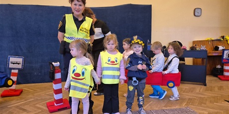 Powiększ grafikę: bezpieczni-na-drodze-spotkanie-ze-straza-miejska-660234.jpg