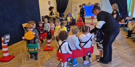 Powiększ grafikę: bezpieczni-na-drodze-spotkanie-ze-straza-miejska-660235.jpg