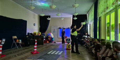 Powiększ grafikę: bezpieczni-na-drodze-spotkanie-ze-straza-miejska-660237.jpg