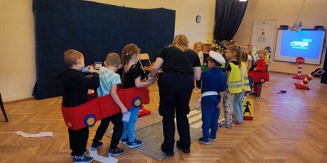 Powiększ grafikę: bezpieczni-na-drodze-spotkanie-ze-straza-miejska-660239.jpg