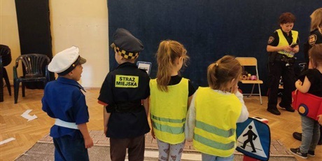 Powiększ grafikę: bezpieczni-na-drodze-spotkanie-ze-straza-miejska-660242.jpg