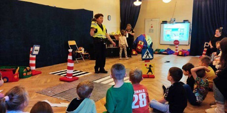 Powiększ grafikę: bezpieczni-na-drodze-spotkanie-ze-straza-miejska-660244.jpg