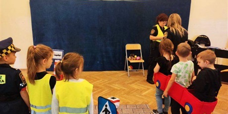 Powiększ grafikę: bezpieczni-na-drodze-spotkanie-ze-straza-miejska-660245.jpg