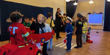 Powiększ grafikę: bezpieczni-na-drodze-spotkanie-ze-straza-miejska-660246.jpg