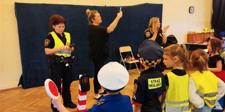 Powiększ grafikę: bezpieczni-na-drodze-spotkanie-ze-straza-miejska-660248.jpg