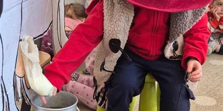 Powiększ grafikę: co-slychac-na-wiejskim-podworku-684685.jpg