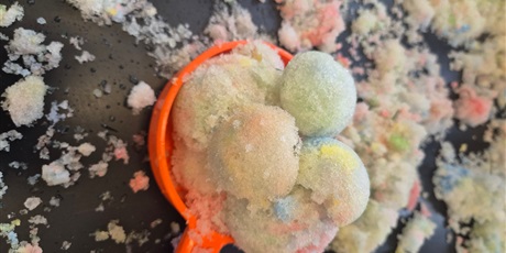 Powiększ grafikę: czy-snieg-musi-byc-bialy-eksperymentowanie-w-grupie-chochlikow-669339.jpg