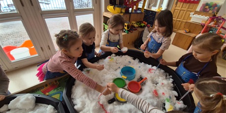 Powiększ grafikę: czy-snieg-musi-byc-bialy-eksperymentowanie-w-grupie-chochlikow-669343.jpg