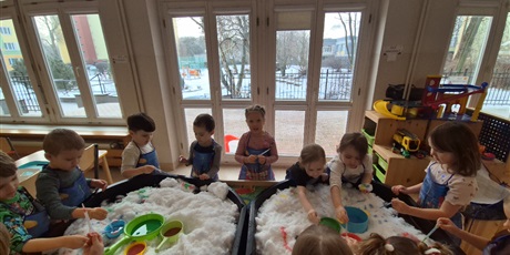 Powiększ grafikę: czy-snieg-musi-byc-bialy-eksperymentowanie-w-grupie-chochlikow-669344.jpg