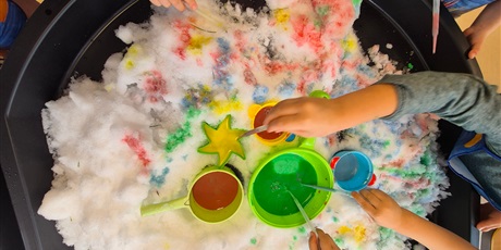 Powiększ grafikę: czy-snieg-musi-byc-bialy-eksperymentowanie-w-grupie-chochlikow-669347.jpg