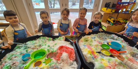 Powiększ grafikę: czy-snieg-musi-byc-bialy-eksperymentowanie-w-grupie-chochlikow-669350.jpg