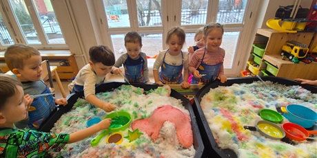 ,,Czy śnieg musi być biały''?'-eksperymentowanie w grupie Chochlików