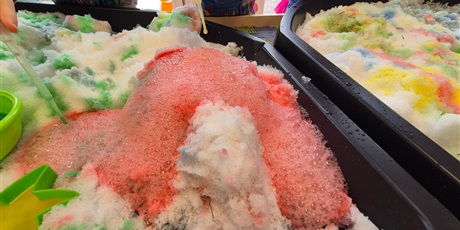 Powiększ grafikę: czy-snieg-musi-byc-bialy-eksperymentowanie-w-grupie-chochlikow-669352.jpg