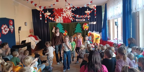 Powiększ grafikę: dyzio-piorko-przedstawienie-teatralne-w-wykonaniu-teatru-qufer-655930.jpg