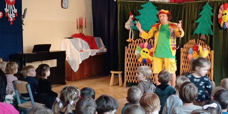 Powiększ grafikę: dyzio-piorko-przedstawienie-teatralne-w-wykonaniu-teatru-qufer-655933.jpg