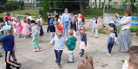 Powiększ grafikę: dzien-dziecka-w-wesolych-skrzatach-dyskoteka-i-lodowe-szalenstwo-698626.jpg