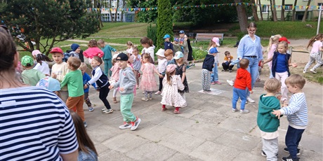 Powiększ grafikę: dzien-dziecka-w-wesolych-skrzatach-dyskoteka-i-lodowe-szalenstwo-698627.jpg