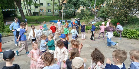 Powiększ grafikę: dzien-dziecka-w-wesolych-skrzatach-dyskoteka-i-lodowe-szalenstwo-698628.jpg