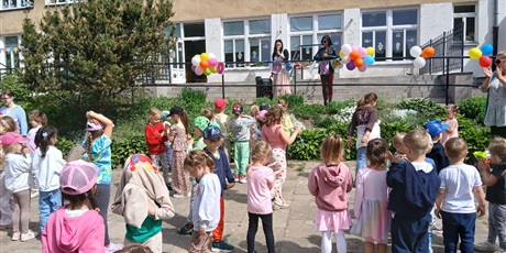 Powiększ grafikę: dzien-dziecka-w-wesolych-skrzatach-dyskoteka-i-lodowe-szalenstwo-698637.jpg