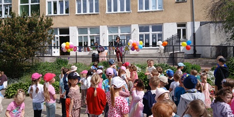 Powiększ grafikę: dzien-dziecka-w-wesolych-skrzatach-dyskoteka-i-lodowe-szalenstwo-698638.jpg